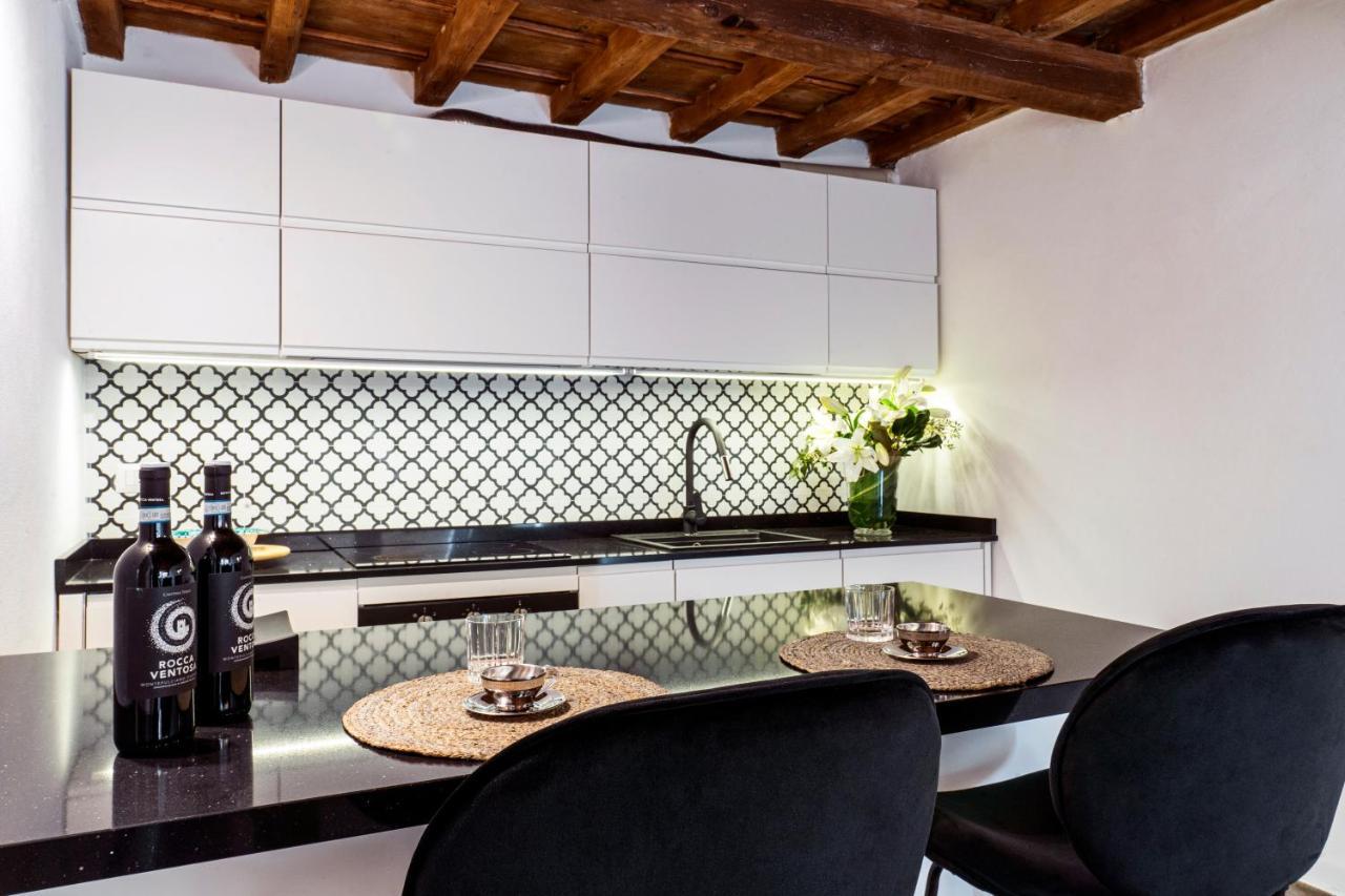 Palazzovilla Historic Building Luxury Suite ฟลอเรนซ์ ภายนอก รูปภาพ