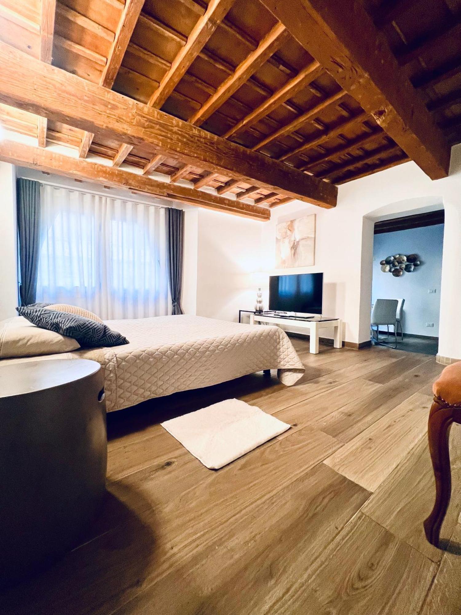 Palazzovilla Historic Building Luxury Suite ฟลอเรนซ์ ภายนอก รูปภาพ